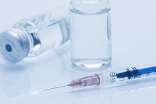 牛津疫苗试验志愿者出现可能的副作用 阿斯利康已暂停试验